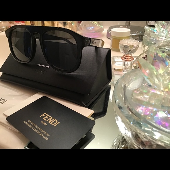 Beautiful Fendi sunglasses gorgeous - Picture 1 of 7